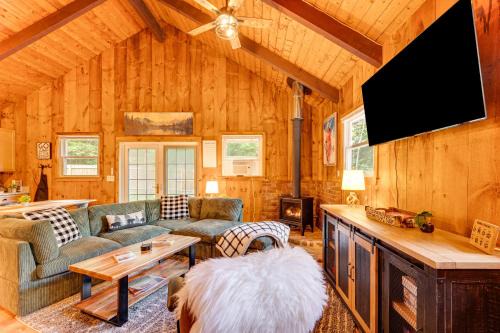 2 Mi to Conway Cozy Cabin with Grill and Yard!