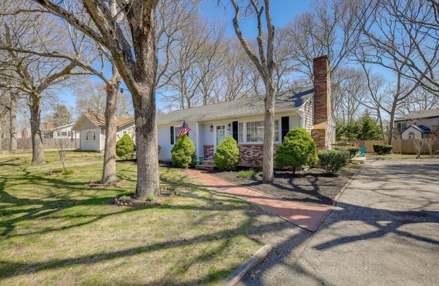 2 Mi to Craigville Beach Hyannis Home with Deck
