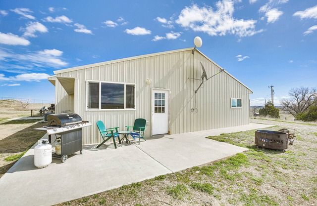 2 Mi to Dtwn Buffalo: Mtn-View Retreat w/Patio!