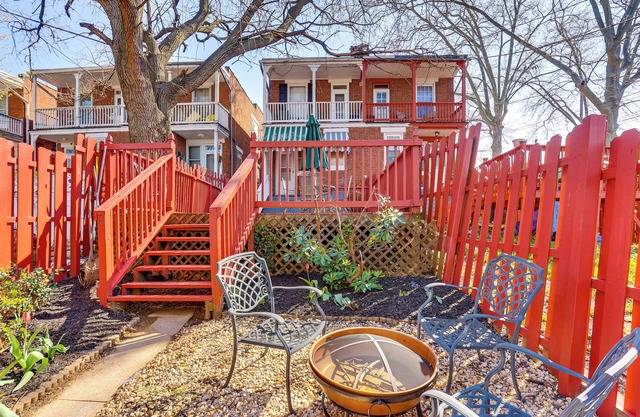 2 Mi to Dtwn: Harrisburg Escape w/Furnished Deck!