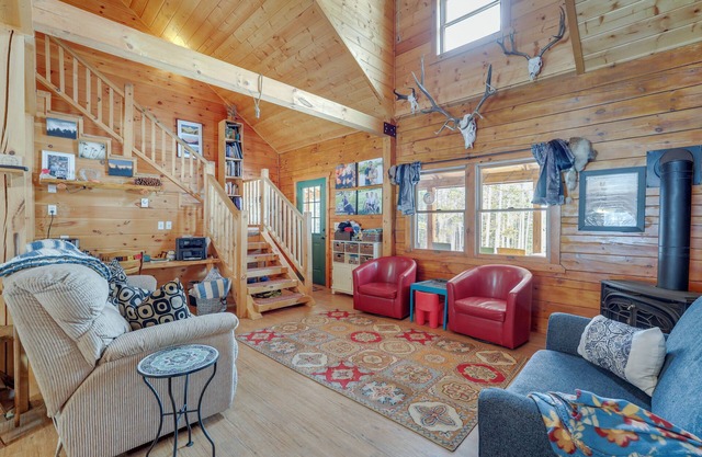 2 Mi to Skiing: Casper Cabin w/Mtn Views!
