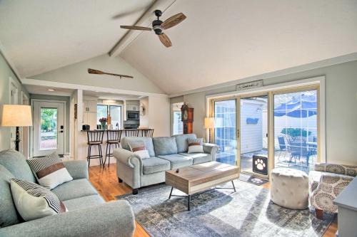 2 Mi to South Cape Beach State Park Home with Yard!