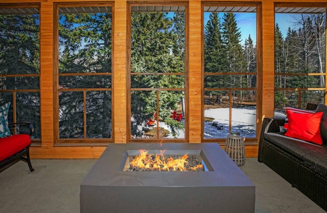 2-Minute DRIVE to Jasper National Park | 5 Bedrooms/4 Bathrooms & 10 Beds!
