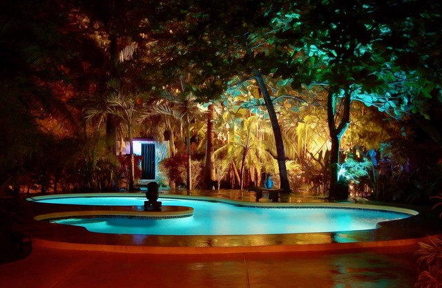 2 MINUTE WALK TO BEACH - Private Pool, Patio & Garden HIDDEN GEM Charming Casita