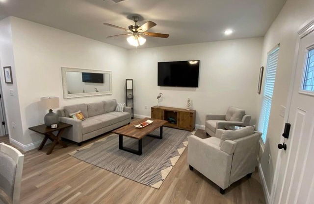 2 minutes to the Beach! Centrally located and family friendly vacation retreat!
