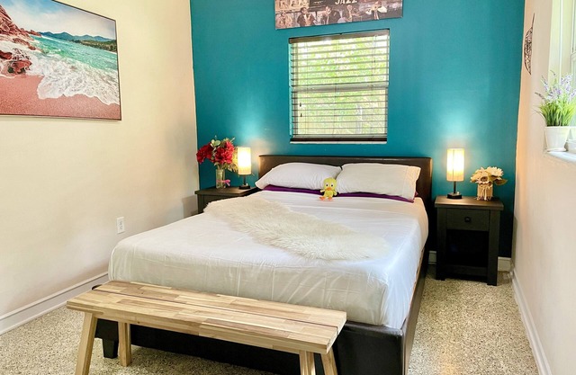 2 Minutes to Universal Studios Theme Parks - Central, Relaxing and Chic 1BR