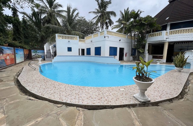 2 minutes walk to the Beach!3 bedroom villa