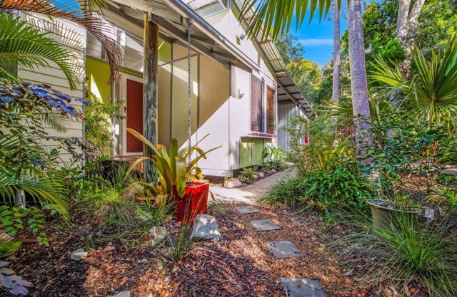 2 Naiad Court Rainbow Shores. Walk to beach. Pets welcome. Wifi