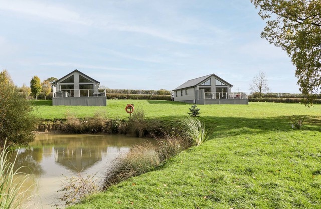 2 OAK PARK, family friendly, with hot tub in Bampton, Devon