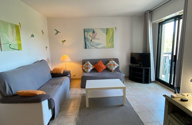 2 p furnished 5 mins walk from the beach with a garage.