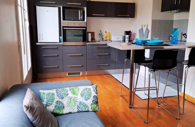 2-person studio with secure parking near Versailles, Paris