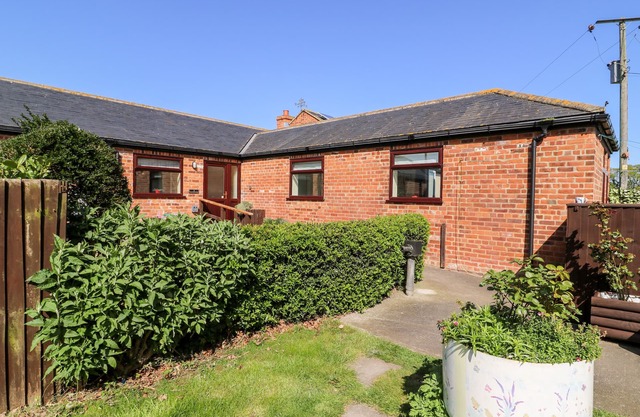 2 PINES FARM COTTAGES, family friendly, with open fire in Tadcaster