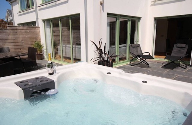 2 Point View - AWARD WINNING Apartment with Private Hot Tub/near Croyde Bay