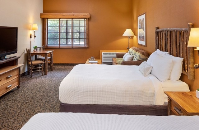 2 Queen Studio With Kitchen, Access to Pool, Hot Tub, and Gym
