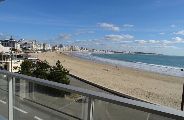 2-room apartment facing the beach with balcony, equipped kitchen and TV