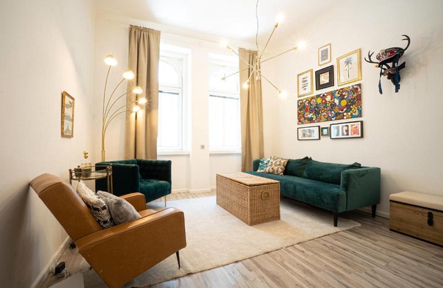 2-room apartment on the first floor with designer renovation. Exit to the courtyard. 15 minutes to Schloss Schönbrunn