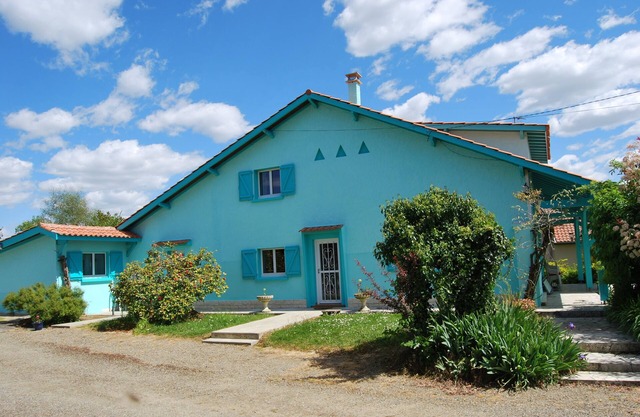 2 Room Appartement surrounded by extensive garden with pool