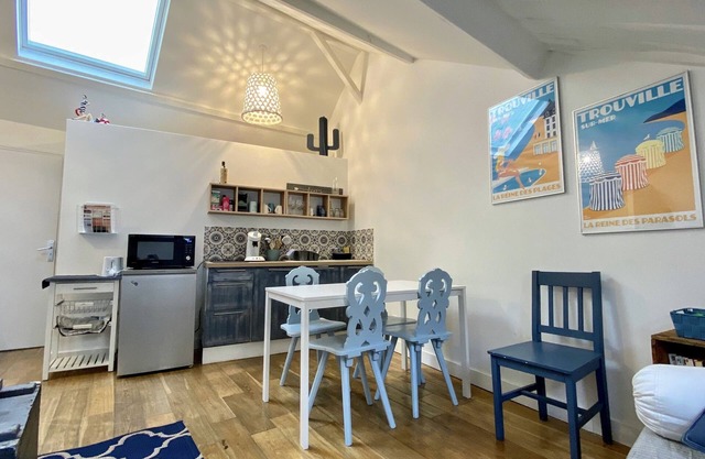 2 rooms in the center, pedestrian street, 180m beach