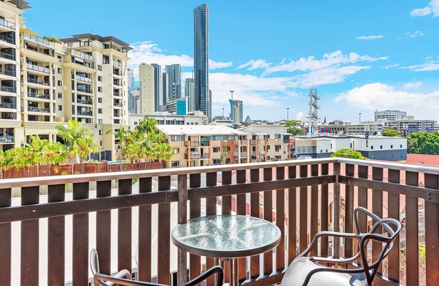 2 Seconds to…everything! ~ 1 Bed/1 Bath/1 Car – CBD Views