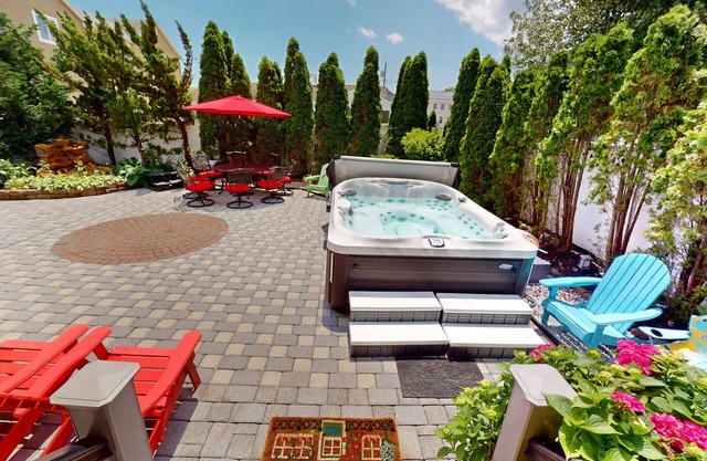 2 short blocks to the beach. 2025 TOP OF THE LINE HUT TUB.