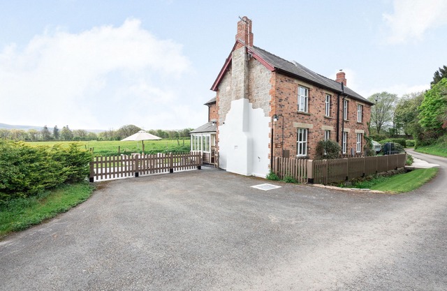 2 SILURIA COTTAGE, family friendly, with open fire in Walton