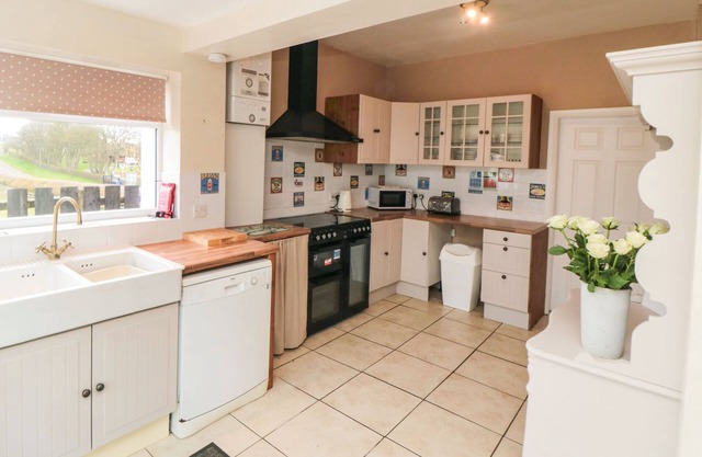 2 STATION COTTAGES, pet friendly, with open fire in Primrose Valley