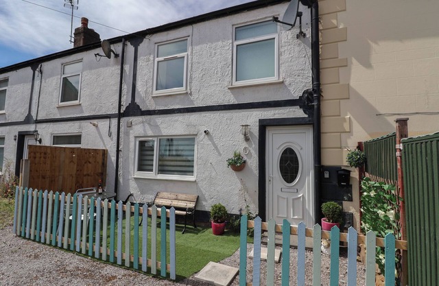 2 STONELEIGH COTTAGE, pet friendly, with a garden in Gwersyllt