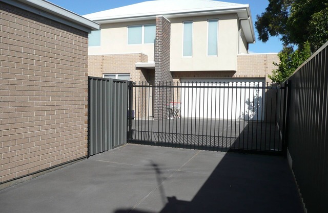 2 Storey New Luxury Home great location 2 bathrooms 3 toilets sleeps 12