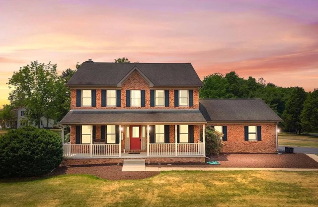 2 Storie, Hot Tub, Open Area