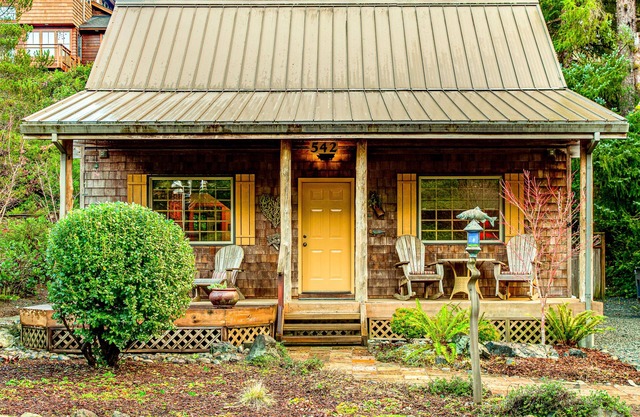 2-story dog-friendly 1 block from the beach with deck, patio, gas fireplace, W/D
