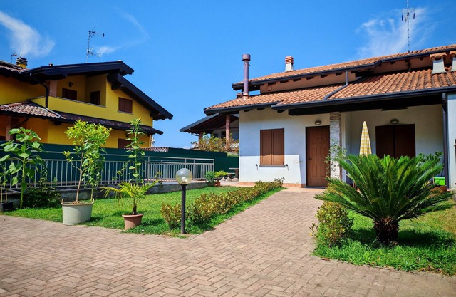 2-story house and courtyard, Lake Major area