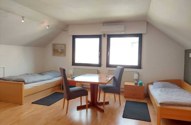 2 x 2 beds for 5 persons, close to Erlangen, Nuremberg, Fürth 3km to the A3,