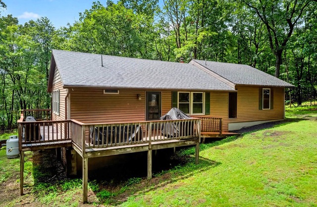 20 acres w/Private Pavilion, Hot Tub & Fire Pit