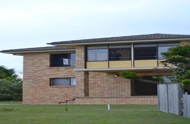 20 GREVILLIA: 4 BR, 3 BA House in Minnie Water, Sleeps 10