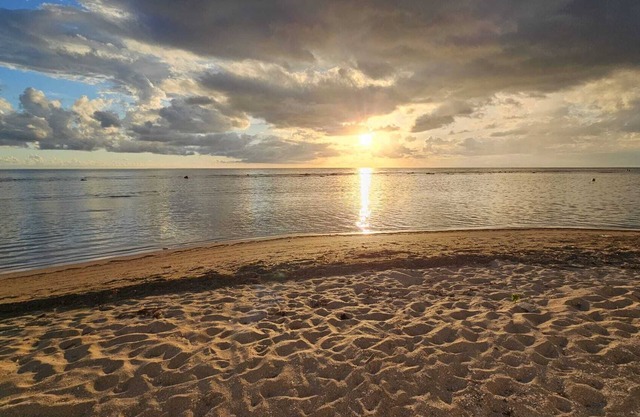 20 steps from the beach! WiFi, fully airconditioned, gated community, sleeps 4