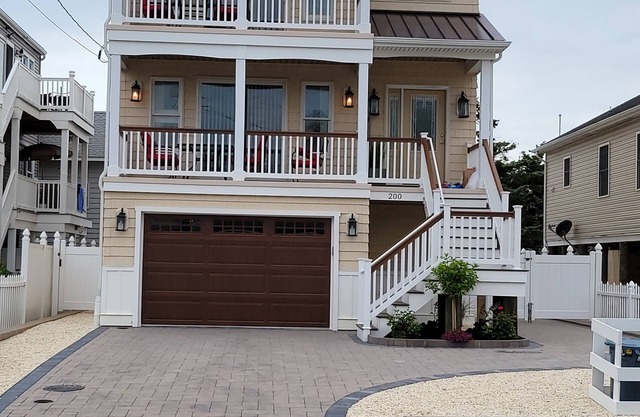 200 2nd Fl Zio's Beach House