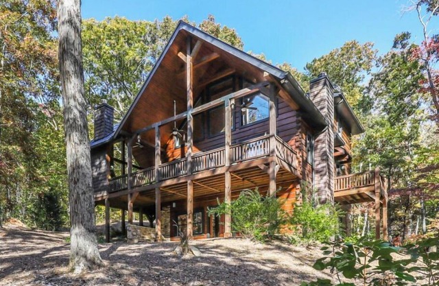 2000 sf luxury Cabin on Four Acres with Two Streams and Pond - Pet Friendly