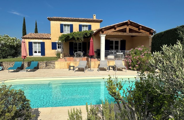 2010 Villa comfortable, air conditioned, private heated pool in prime location
