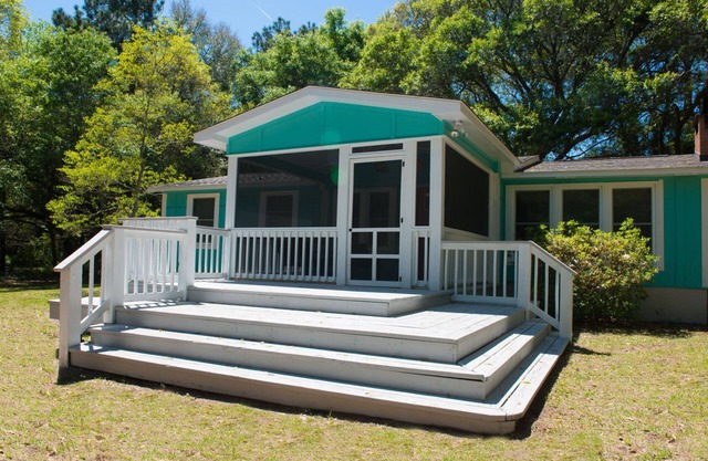 2023 Remodeled Cottage only 5 minutes from the Beach