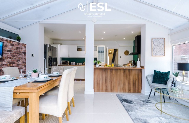 21LGDR - 3 Bedroom House with Garden Seating and Driveway Parking