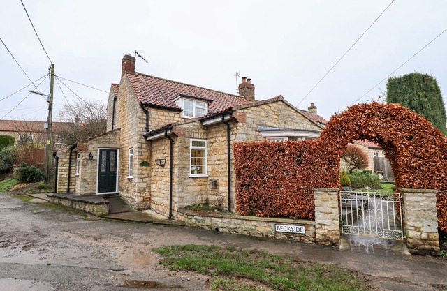 22 BECKSIDE, family friendly, character holiday cottage in Nettleham