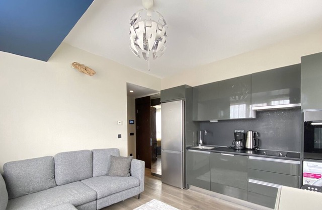 24/7 Secured Residence near M7 and Airport Metro