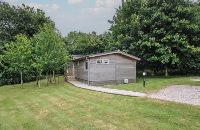 24 MEADOW RETREAT, luxury holiday cottage, with hot tub in Dobwalls