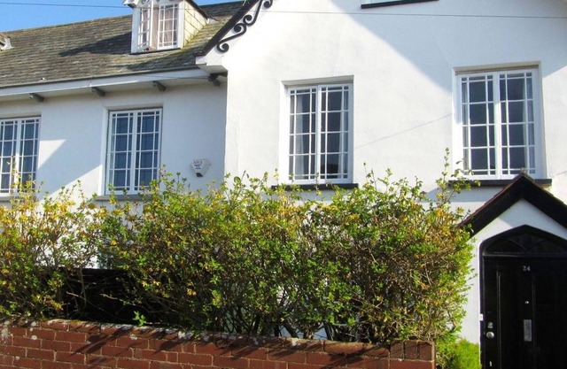 24 VICTORIA ROAD, family friendly, with open fire in Topsham