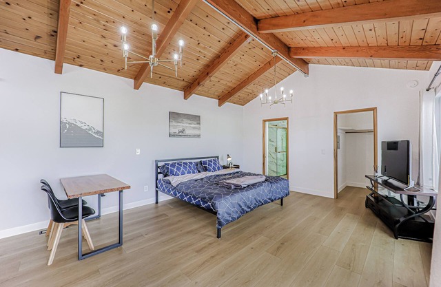 246C - Large Studio w/Kitchenette, Laundry & Deck