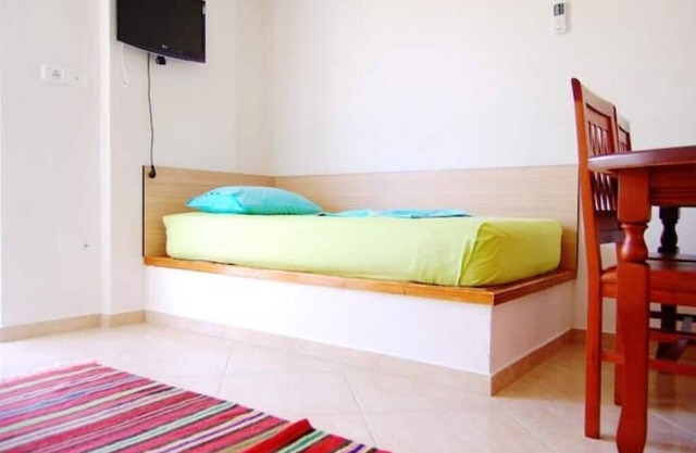 25 meters from beach 6!
