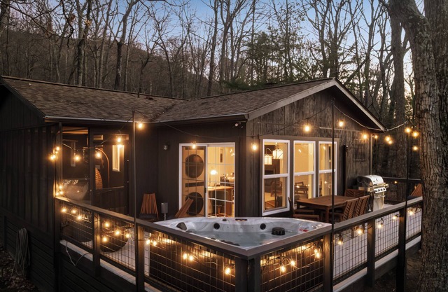25% Off ~ Hygge mountain retreat w/stunning views