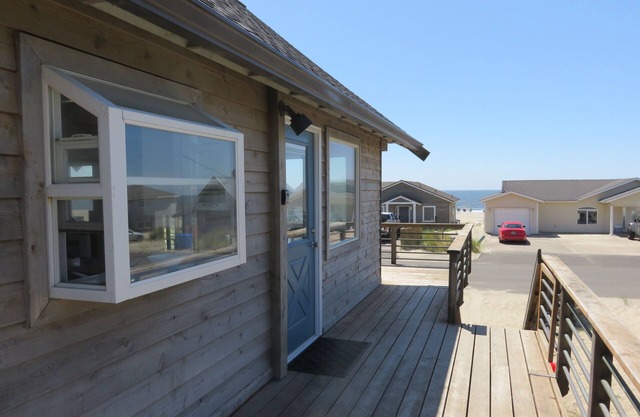 25 Steps to Beach! Bright & Stylish Beach Cottage