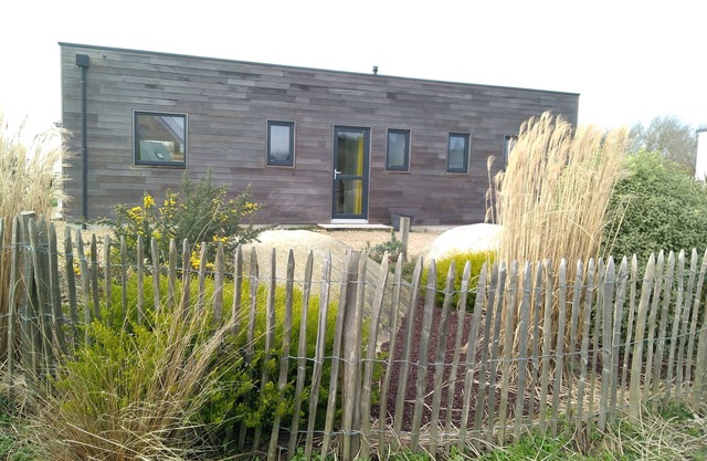 250 m from the beaches and the GR34 coastal path Bright, single-storey wooden house in a quiet residential area.