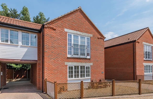 26 BURTONS MILL, family friendly, with a garden in Stalham